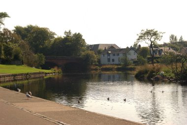 Callander 'daki Teith Nehri üzerindeki eski köprüye bak.