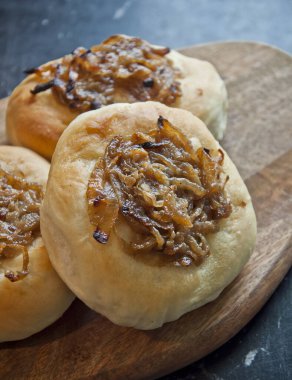 Lezzetli ev yapımı soğan ruloları ahşap tabakta. 