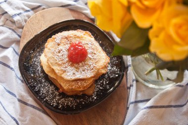 Ahududu reçelli lezzetli elmalı turtalar üzerine pudra şekeri serpiştirilmiş.