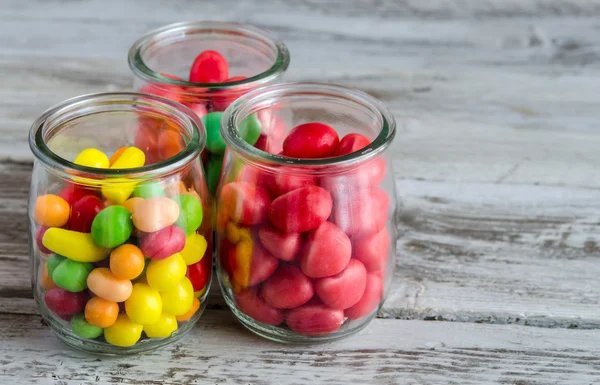 Крупный план ярких красочных конфет в мисках — стоковое фото