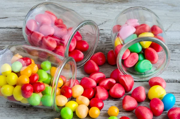 Красочные конфеты, разбросанные по банкам — стоковое фото
