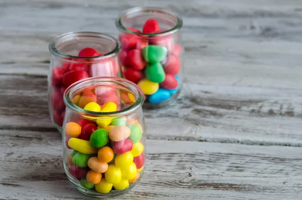 Primer plano de caramelos en frascos de vidrio —  Fotos de Stock