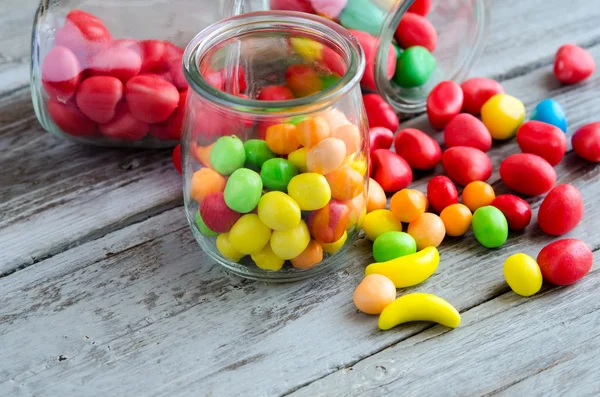 Cuenco de caramelos. Dulces coloridos en la mesa —  Fotos de Stock