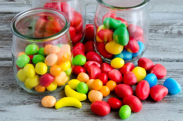Pilha de doces multicoloridos com frascos de vidro Imagem De Stock