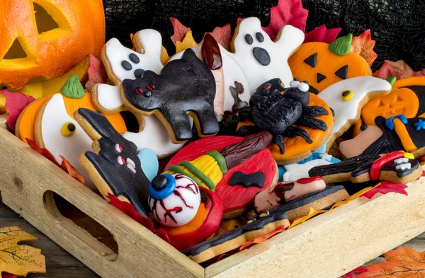 Hromadu halloween cookie v dřevěné koše — Stock fotografie