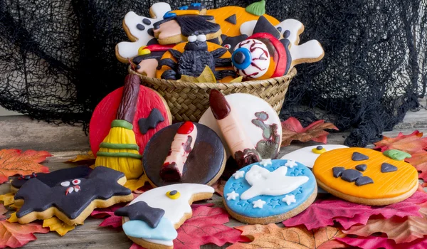 Pile of bright hallowen sweet cookies in basket — Stock Photo, Image