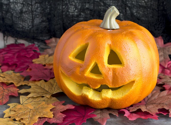 Bright vyřezávané dýně hlava na halloween — Stock fotografie