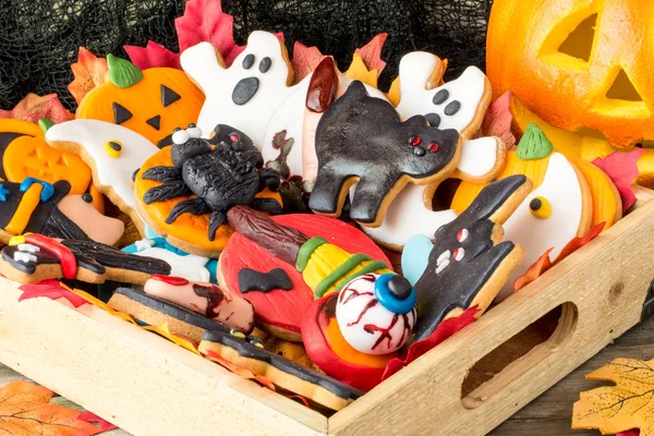 Dřevěný koš plný halloween domácí cukroví — Stock fotografie