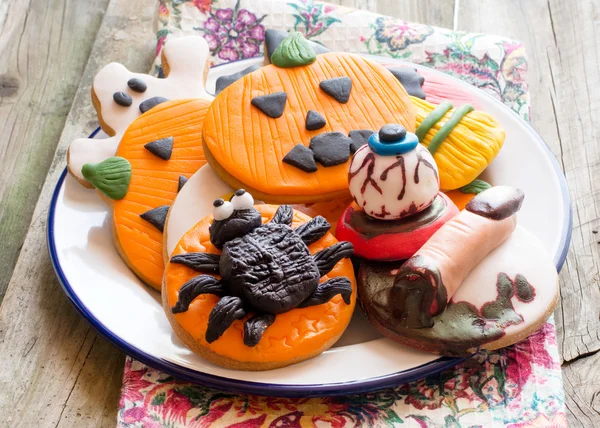 Soubory cookie Halloween na talíř stojící na ručník — Stock fotografie