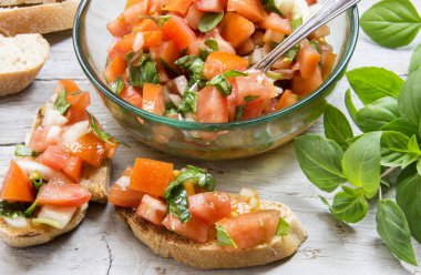 Bruschetta yapmak için gerekli malzemeler, tipik İtalyan aperatifi domates, fesleğen ve tost.