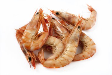 Beyaz arka planda pişmiş karidesler