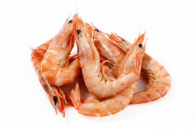 Beyaz arka planda pişmiş karidesler