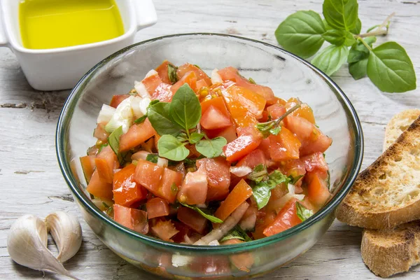 Zutaten Für Bruschetta Typisch Italienische Vorspeise Mit Tomaten Basilikum Und — Stockfoto