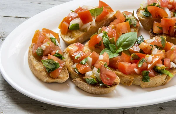 Bruscheta Antipasti Typisch Italienisch Mit Tomaten Basilikum Und Toast — Stockfoto