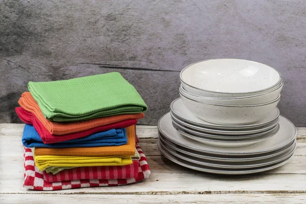 Toallas Cocina Con Platos Sobre Mesa Madera — Foto de Stock