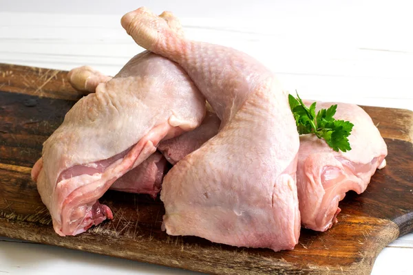 Kycklinglår Träskiva — Stockfoto