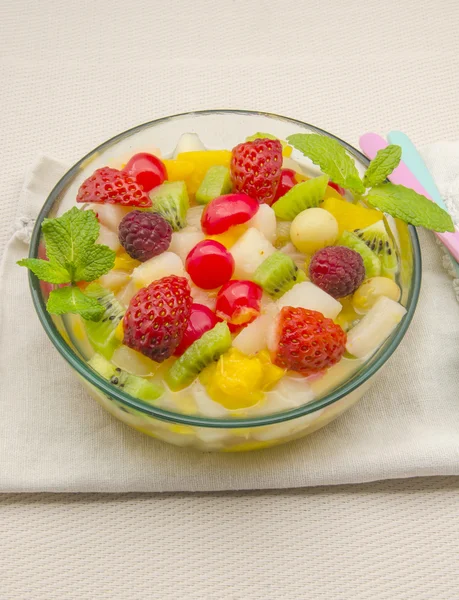 Frischer Obstsalat — Stockfoto