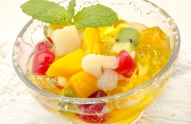 Jelatin meyve salatası