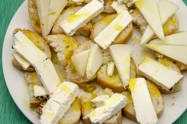 Закуска хлеба и козьего сыра — стоковое фото