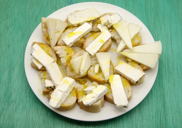 Закуска хлеба и козьего сыра — стоковое фото