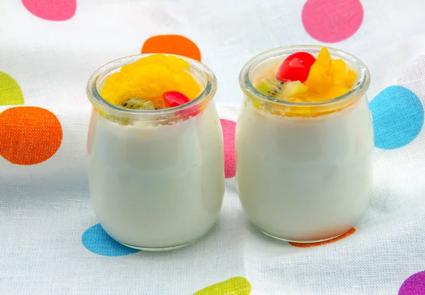 Yogurt con frutas mixtas —  Fotos de Stock