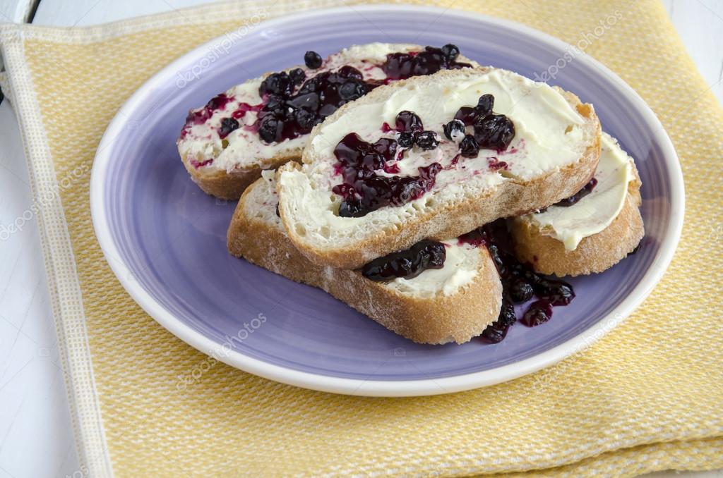 toast with butter cream and blueberry jam — 图库照片#74133777