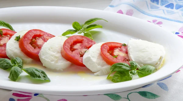 Caprese salatası