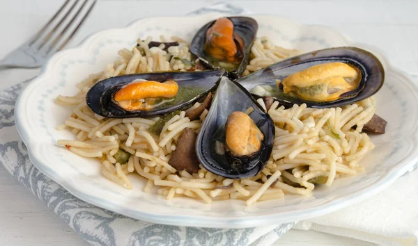 Fideos con guiso de mariscos —  Fotos de Stock