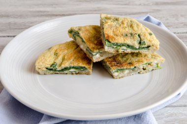 Plaka üzerinde ıspanaklı omlet