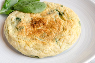 Plaka üzerinde ıspanaklı omlet