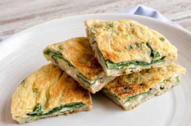 Plaka üzerinde ıspanaklı omlet