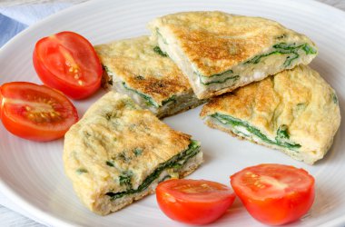 Plaka üzerinde ıspanaklı omlet
