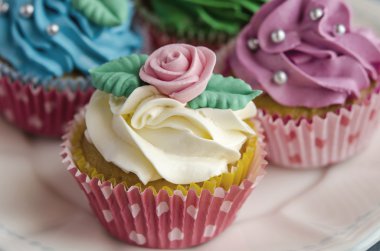 Cupcakes renkli dekore edilmiş