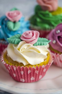 Cupcakes renkli dekore edilmiş