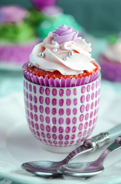 Cupcakes renkli dekore edilmiş — Stok fotoğraf