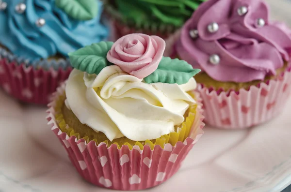 Cupcakes dekorerade färgglada — Stockfoto