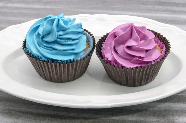 Cupcakes versierd met botterroom — Stockfoto