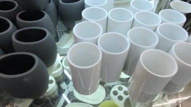 Farklı şekil ve renkte diş fırçası bardakları