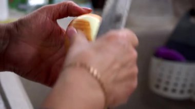  Pirzola ve lahana ruloları için kıyma makinesine soğan katıyorum.