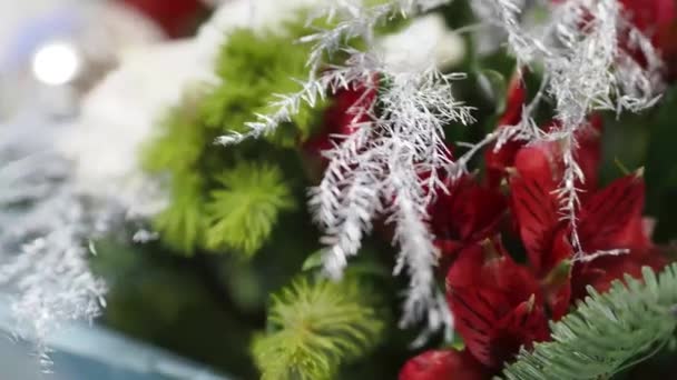 Bukett Med Blommor Vas Som Alstrameria Nejlikor Bland Barrträd Julgranar — Stockvideo