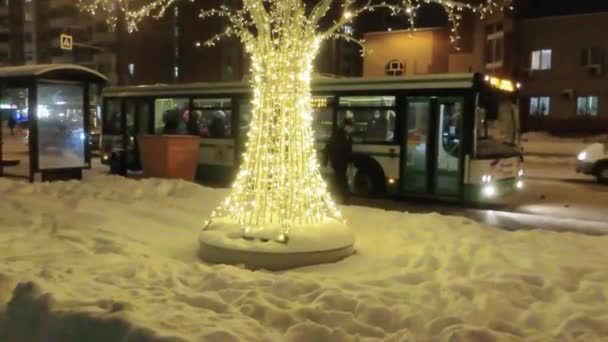 Міський Автобус Зупиняється Поруч Деревом Прикрашеним Садами Автобусом Відлітає — стокове відео