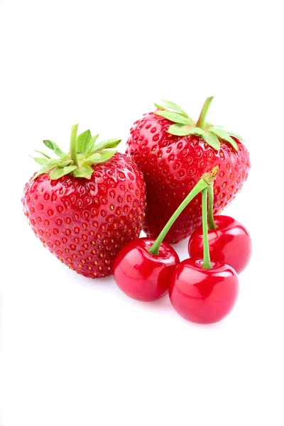 고립 된 체리와 딸기. — 스톡 사진