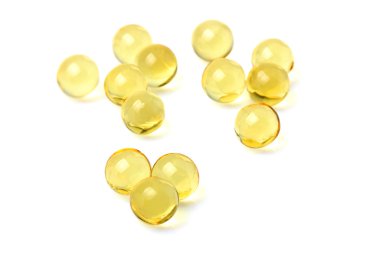 Balık yağı kapsülleri izole.