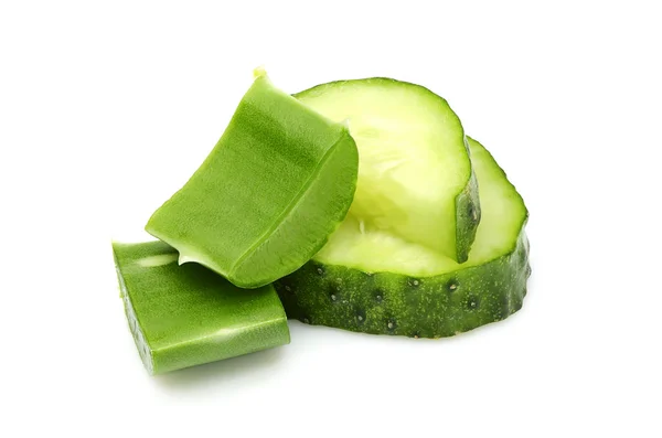 Fresh leaves of aloe Vera and slices of cucumber. — Stock Photo, Image