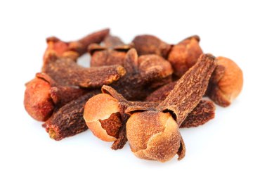 Beyaz arkaplanda izole edilmiş bir yığın baharat karanfili.