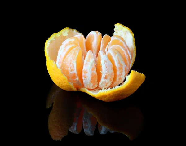 Tangerine på svart bakgrund. — Stockfoto