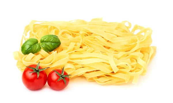 Pastas crudas con tomates frescos y ramita de albahaca . —  Fotos de Stock