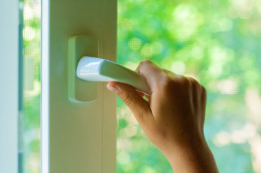 el plastik bir pencere açar