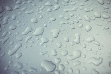 gümüş metal yüzeyde su damlaları