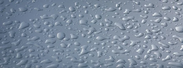 gümüş metal yüzeyde su damlaları